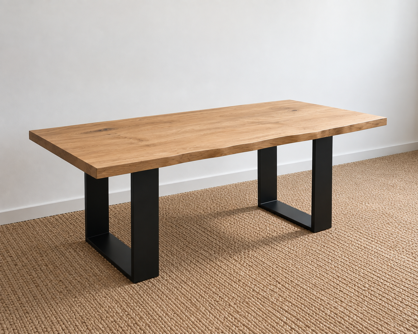 deux pieds de table en U fers plats et un plateau en chêne massif créent cette table basse