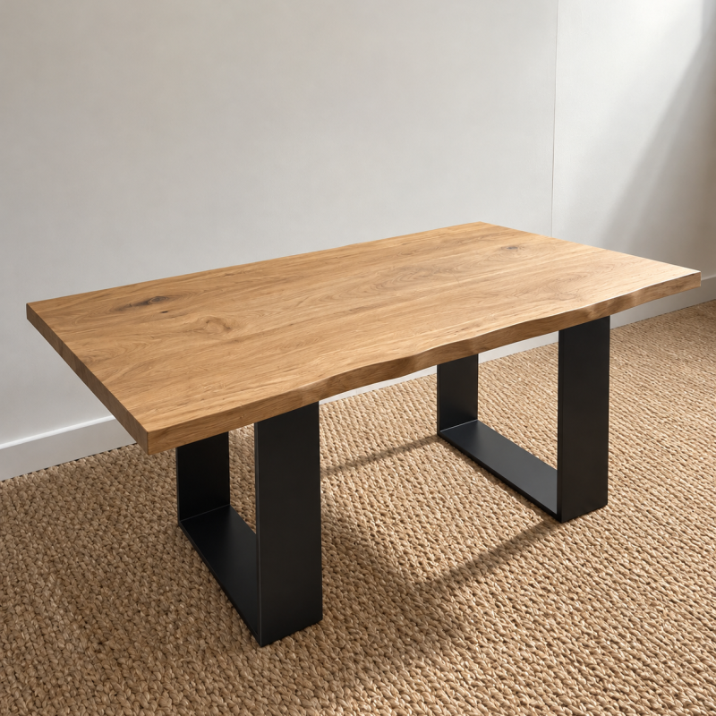 deux pieds de table en U fers plats et un plateau en chêne massif créent cette table basse