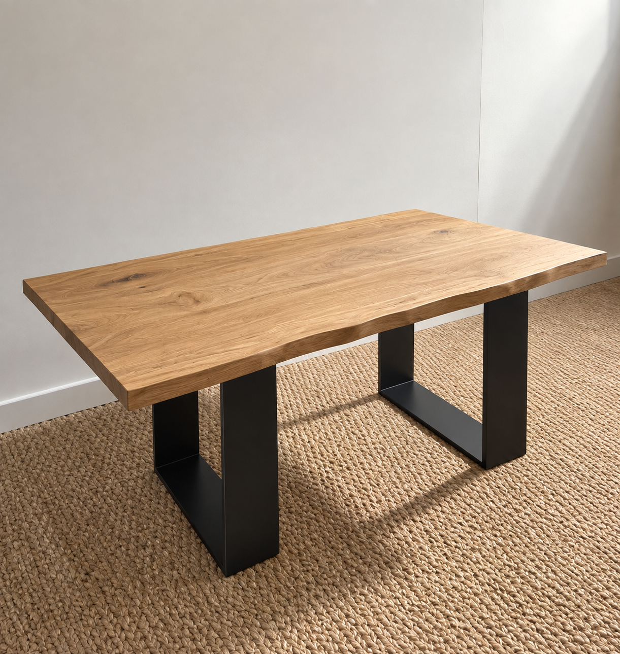 deux pieds de table en U fers plats et un plateau en chêne massif créent cette table basse