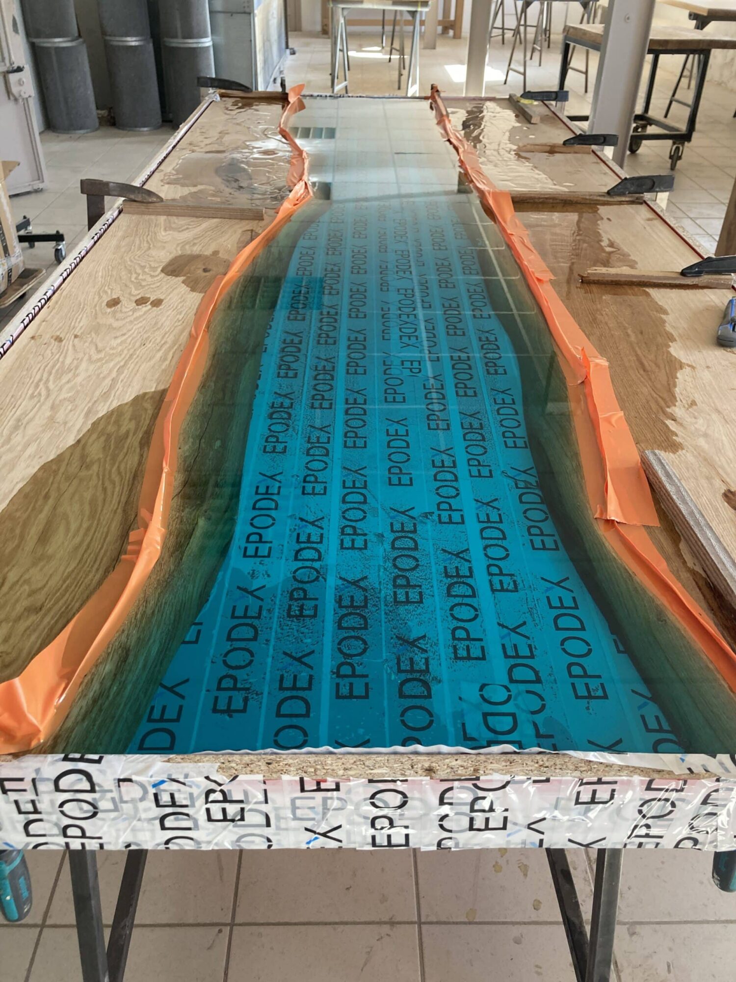 table rivière epoxy resine sur mesure 2