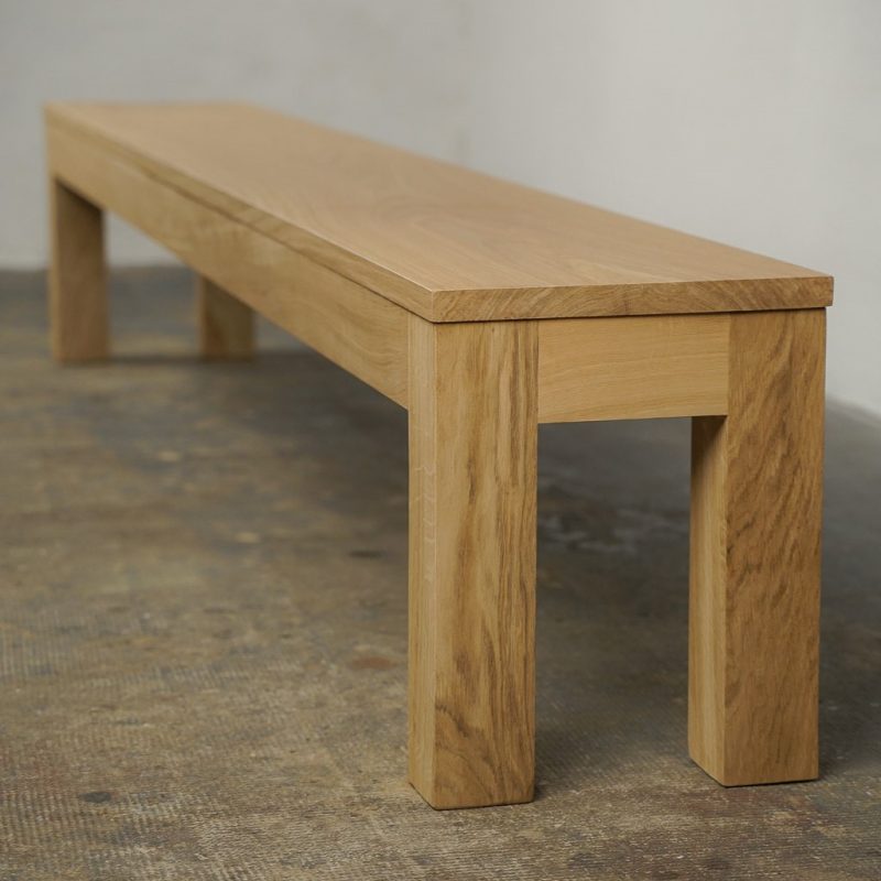 Banc en chene massif de 300 cm de long, section pied 8 x 8 cm, avec ceinture tout au long sous l'assise