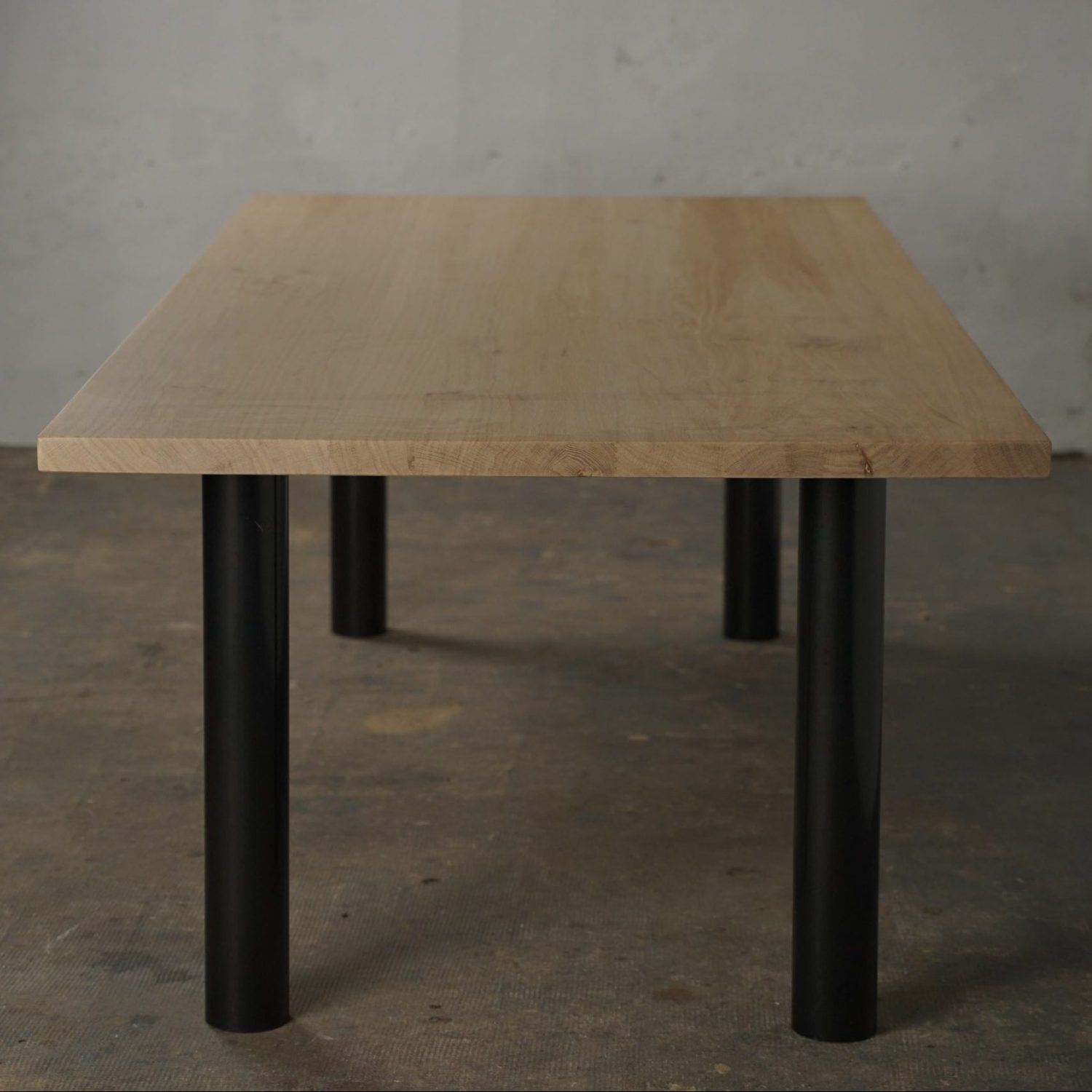 Table en bois massif et fer avec une touche de modernité