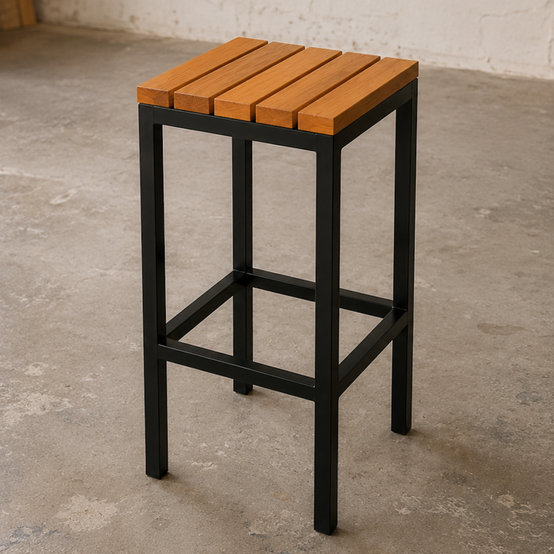 tabouret sans dossier sur structure métalique noir tubulaire en 3 x 3 cm. Assise en lames séparées de chêne massif