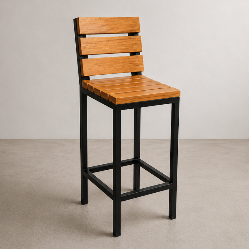 tabouret haut sur structure métalique noir tubulaire en 3 x 3 cm. Assise et dossier en lames séparées de chêne massif