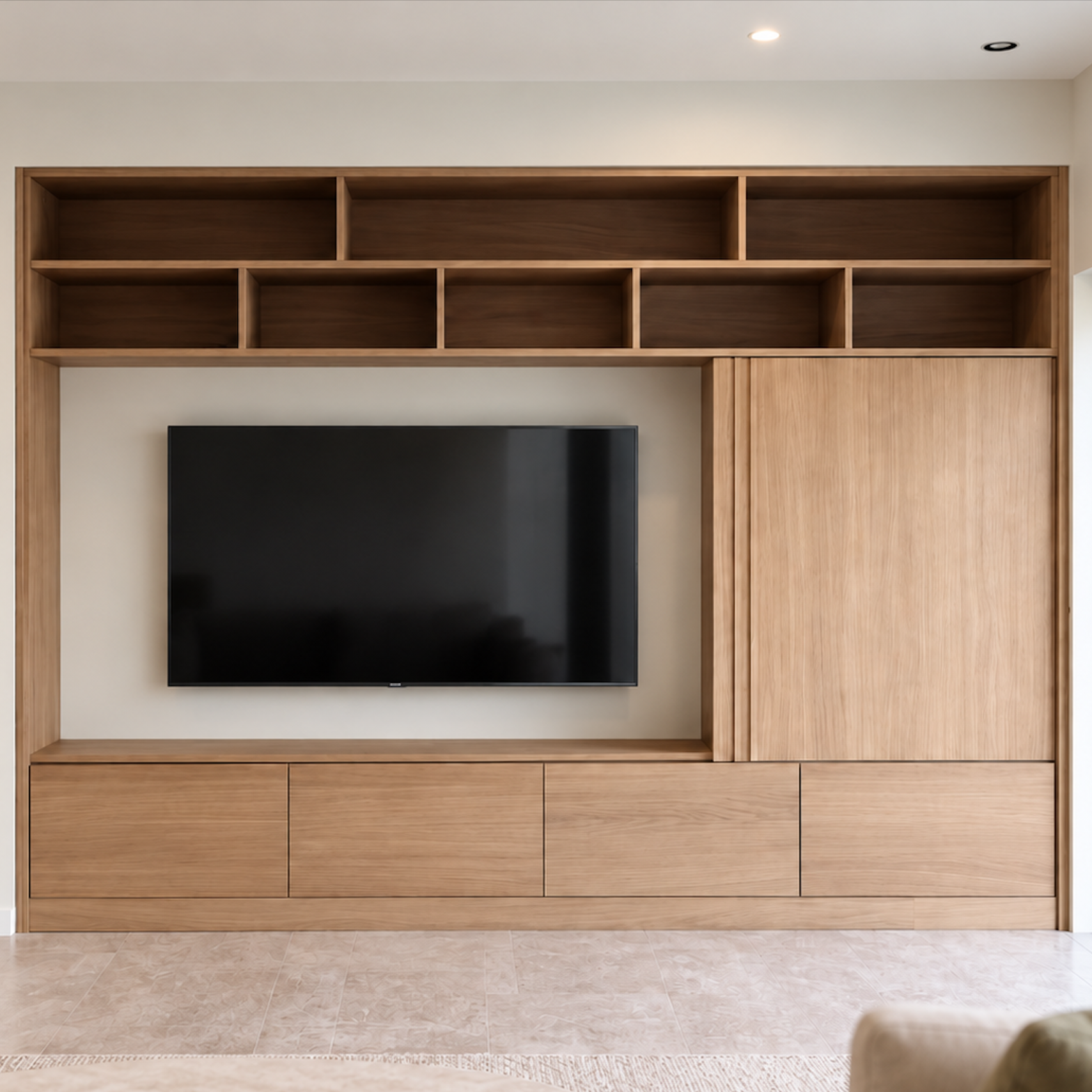 Grande bibliothèque encastrée avec deux portes coulissante pour passer en mode soirée TV, rangement inférieurs fermés et supérieurs ouvertsGrande bibliothèque encastrée avec deux portes coulissante pour passer en mode soirée TV, rangement inférieurs fermés et supérieurs ouverts